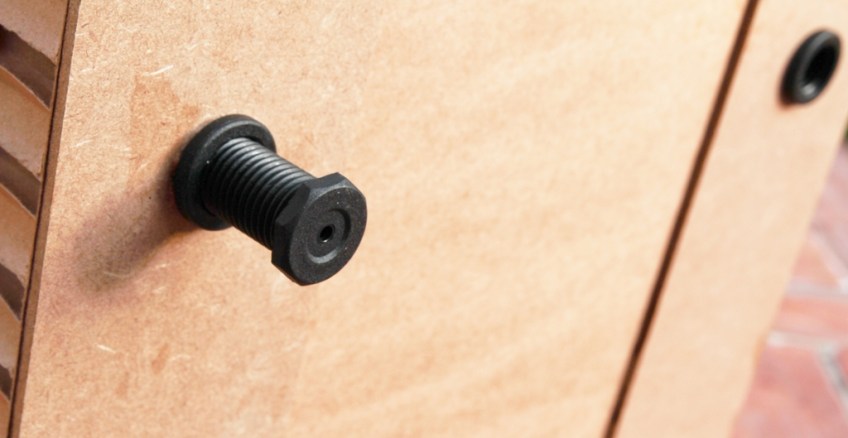 Modulo B, piedini regolabili.