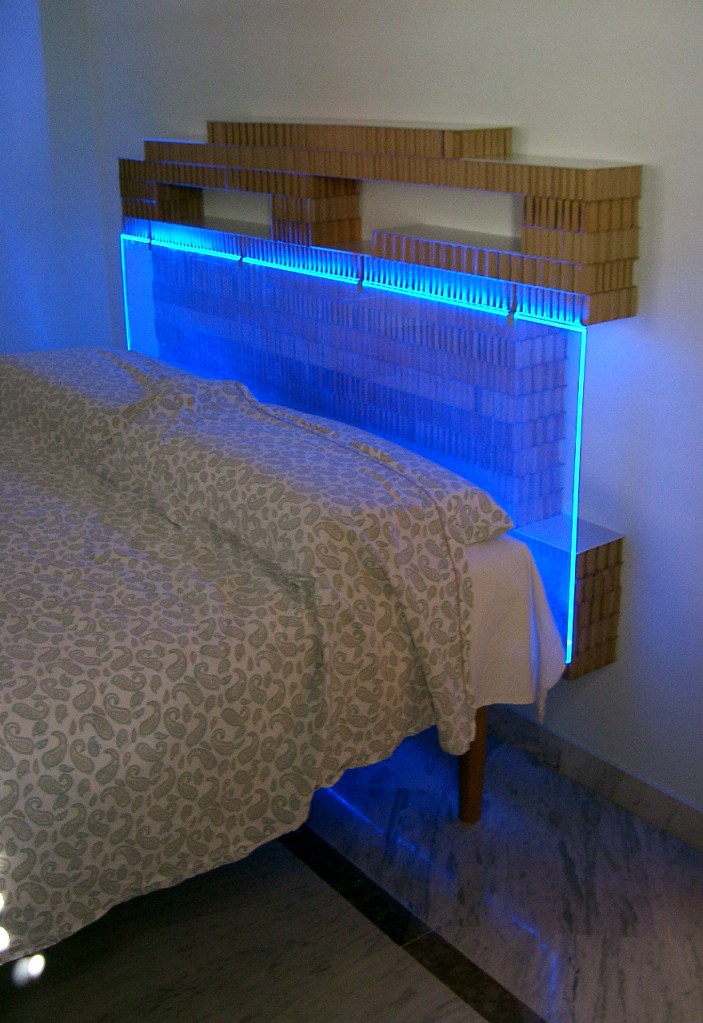 CLELIA, con la testiera accesa